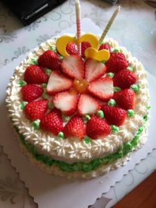 8寸草莓生日蛋糕的做法 草莓生日蛋糕的做法
