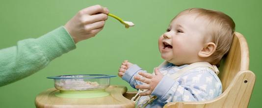 怎样让孩子自己吃饭 怎样让孩子专心吃饭