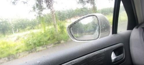 下雨天看不到后视镜 下雨天开车后视镜看不到