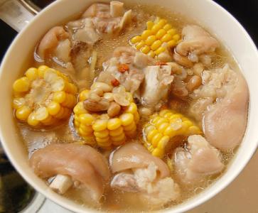 玉米猪蹄汤 粉葛玉米炖猪蹄的做法_怎么做好吃的玉米猪蹄汤