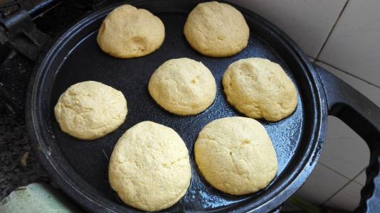 玉米面饼子的做法大全 好吃的玉米面饼子该如何做_玉米面饼子的做法图解