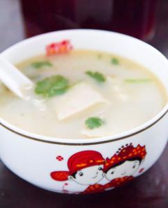 产妇鲫鱼豆腐汤的做法 产妇可以吃的月子汤做法_产妇鲫鱼豆腐汤的做法