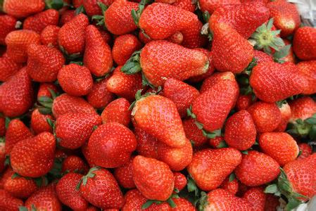 色鲜味美：“神奇之果”草莓