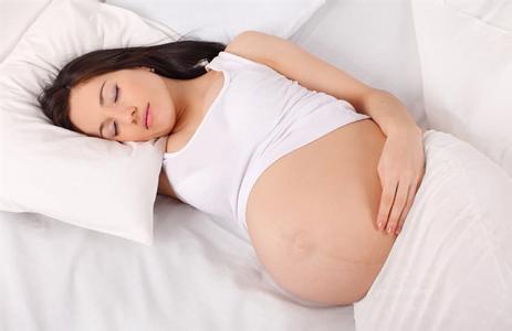 宝宝穿连体衣影响发育 影响宝宝发育的五种睡姿(2)