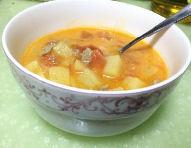 土豆炖鸡汤的家常做法 好吃的西红柿土豆炖汤怎么做_西红柿土豆炖汤的做法
