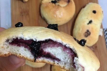 蓝莓果酱面包的做法 蓝莓果酱面包是如何做的_蓝莓果酱面包的好吃做法