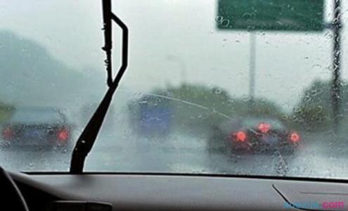 下雨天挡风玻璃模糊 下雨天开车视线模糊怎么办