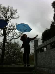 狂风啊暴雨 旅游时面对狂风暴雨怎么办