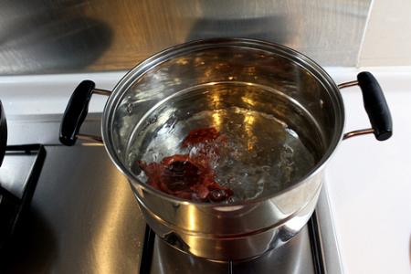 沸水煮鸡蛋要多久 鸡蛋带病菌沸水煮八分钟为妙