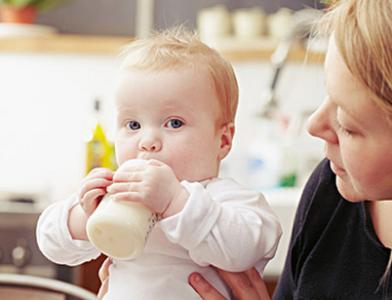 母乳喂养宝宝不吃奶瓶 宝宝安全舒适的奶瓶喂养技巧