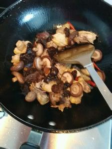 香菇炖鸡汤的家常做法 美味鲜香菇炖鸡的家常做法