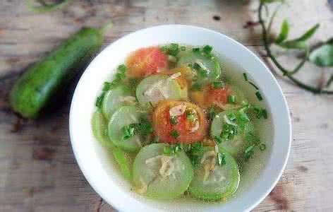 西红柿丝瓜汤的做法 西红柿丝瓜汤的好吃做法_怎么做好吃的西红柿丝瓜汤