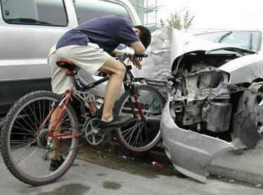 自行车撞汽车谁赔谁 自行车撞汽车该谁赔谁