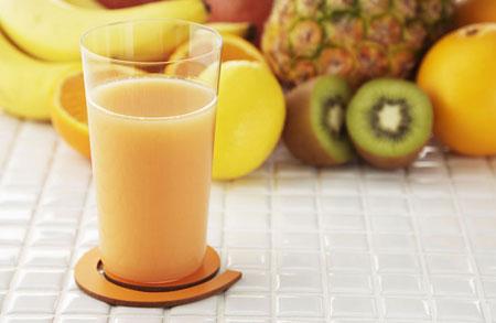 饮食小常识：做鲜榨果汁还是要用果汁机