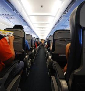 坐飞机选不靠机翼靠窗 坐飞机要选靠窗座位的10个理由