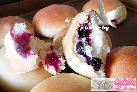 日式爆浆蛋包饭的做法 蓝莓爆浆小餐包的做法