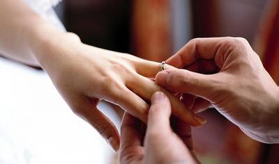 如何挑选钻石戒指 如何挑选求婚戒指
