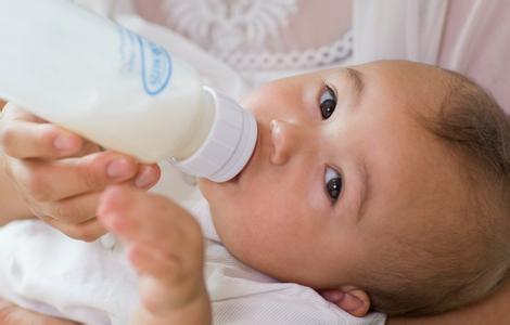 奶粉按需还是按时喂养 给宝宝喂奶是按需还是按时