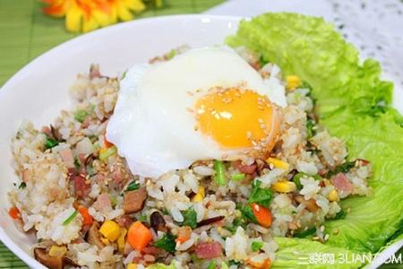 藜麦炒饭 溏心蛋藜麦炒饭的做法