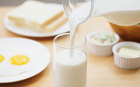 早餐奶和纯牛奶哪个好 早餐该喝纯牛奶还是早餐奶？