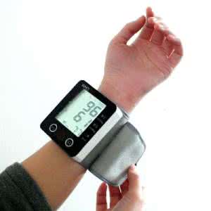 腕式血压计使用方法 如何正确使用手腕式血压计