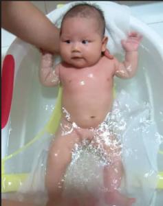 新生儿回家后如何洗澡 怎样给新生儿洗澡