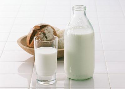 全脂牛奶会发胖吗 全脂牛奶和脱脂牛奶的区别