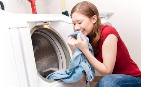 洗羽绒服能用洗衣机吗 羽绒服能不能用洗衣机洗？