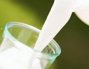 脱脂牛奶适合什么人喝 脱脂牛奶最适合高血压患者饮用