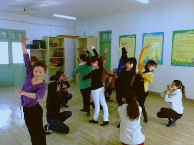 舞蹈培训学校汇报演出 小学舞蹈教师培训心得汇报