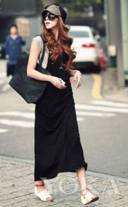 黑色背带裙怎么搭配 黑色格纹背带裙怎么搭配好看