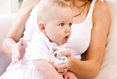 初生婴儿吐奶怎么办 初生婴儿打嗝怎么办