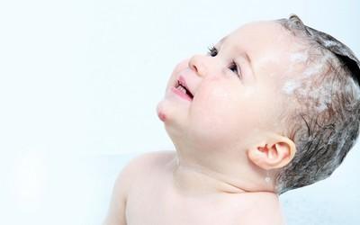 如何挑选适合的洗发水 妈妈应该如何挑选适合宝宝的洗发水