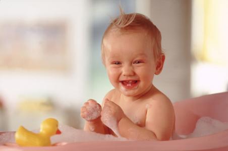 宝宝洗完澡身上起红点 给宝宝洗完澡后怎样做护理