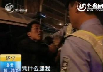 交警违规查车遇到牛人 这牛人直接把交警搞崩溃了