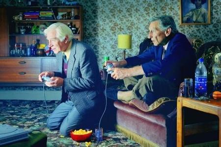 快乐老人的时尚生活 时尚老人玩电子游戏充实生活