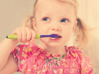 宝宝刷牙照片 怎样让宝宝爱上刷牙