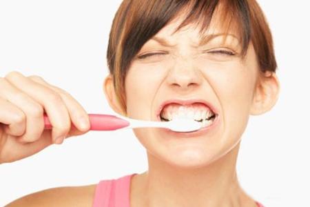 刷牙用力造成牙龈萎缩 用力刷牙好吗？