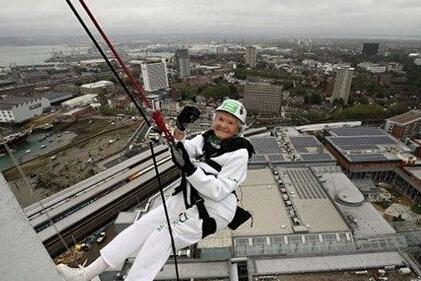 反劫机高塔垂降 101岁女人瑞从170公尺的高塔垂降