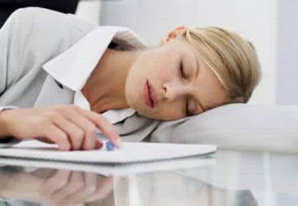 午睡后心脏不舒服 趴在桌上午睡影响消化容易得心脏疾病