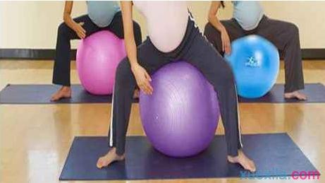 孕妇使用瑜伽球图解 孕妇使用瑜伽球有什么技巧