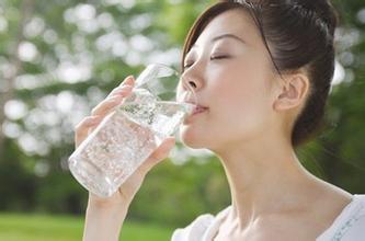 女人多喝水的好处 女人多喝水就能变水灵吗