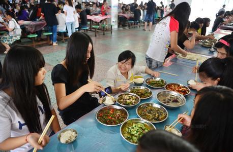 刘昊然在食堂吃饭拖鞋 在食堂吃饭必须要做一件事