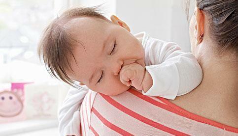 宝宝打预防针后发烧 宝宝如何预防发烧？什么样的宝宝容易发烧