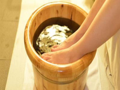 夏季祛暑 女性夏季热水泡脚可祛暑除湿