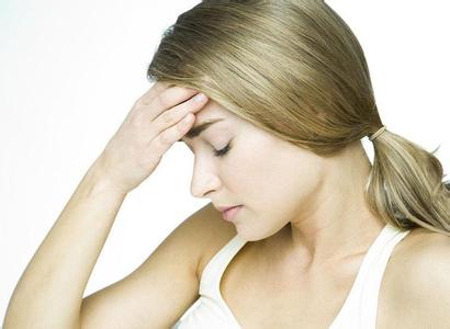 经常性头痛 热水浸手按摩头部缓解经常性头痛