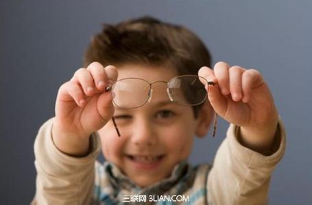 如何正确佩戴近视眼镜 青少年近视低龄化，科学佩戴眼镜有方法