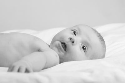 婴儿标准头型睡姿图片 新生儿的睡姿影响孩子的头型和脸型