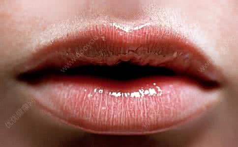 嘴唇一直干燥起皮 秋季嘴唇干燥掉皮怎么办