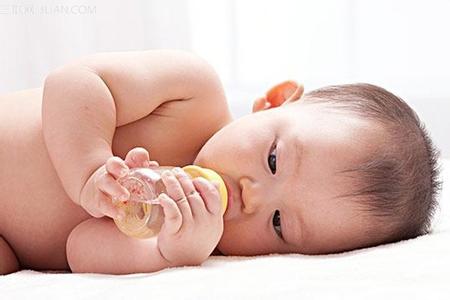 混合喂养几个月加辅食 4-5个月宝宝喂养方法 需增加宝宝含铁辅食